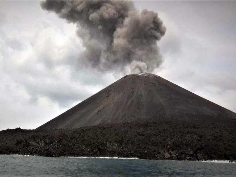 Anak Krakatau Masih Erupsi, BMKG : Tetap Tenang dan Waspada