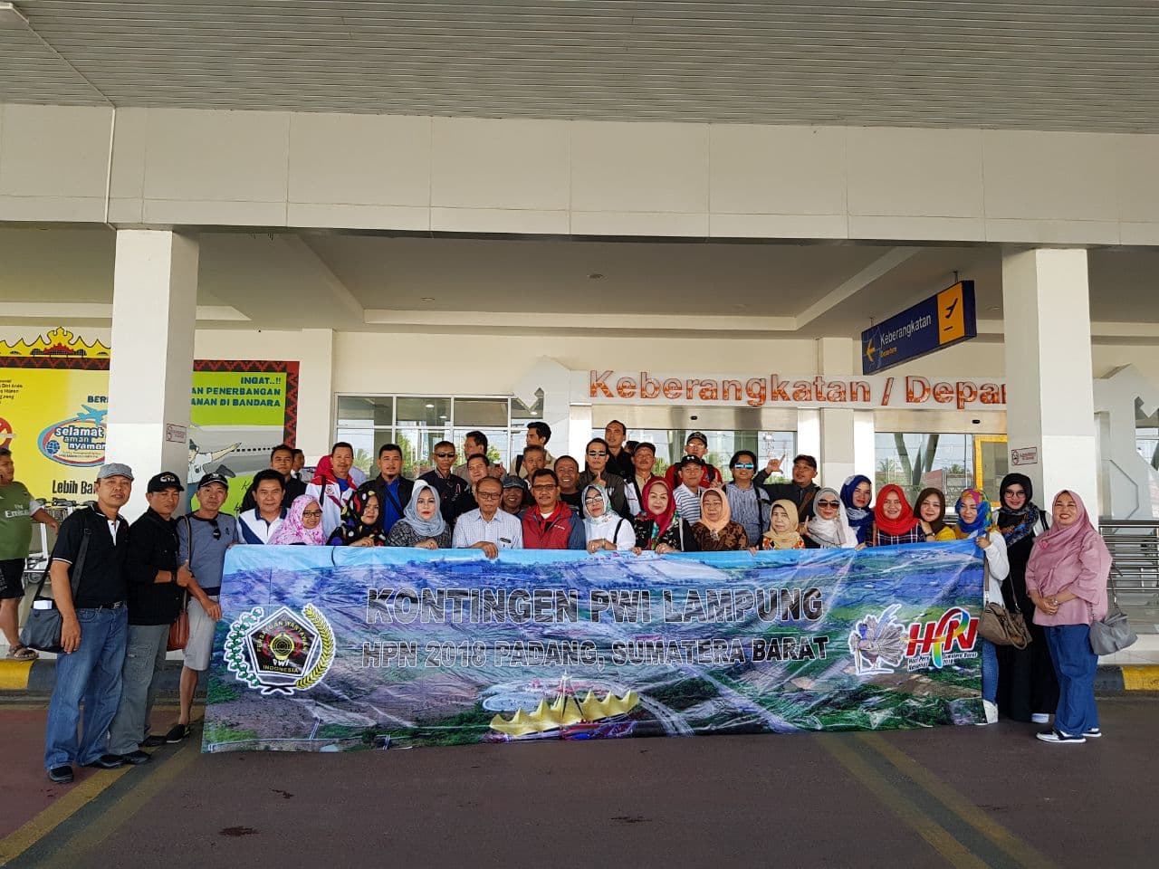 Ketua PWI Lampung Lepas Kontingen HPN Padang