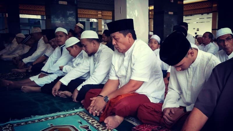 Sholat Ied Bersama Keluarga di Masjid Ad-Du&#8217;a, Arinal Jadikan Moment Lebaran Untuk Bermaafan