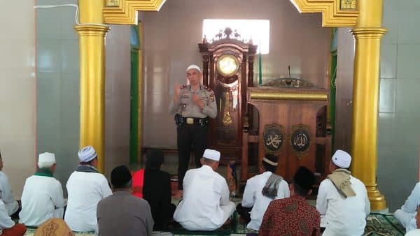 Kasat Binmas Polres Tanggamus Roudshow Sholat Jum&#8217;at Keliling