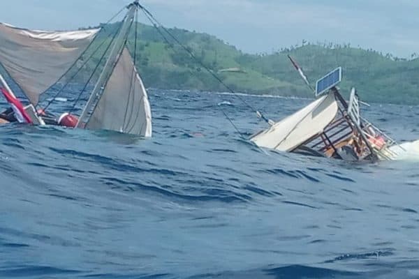 Kapal Rombongan Wartawan Liputan Istana Tenggelam Dihantam Ombak