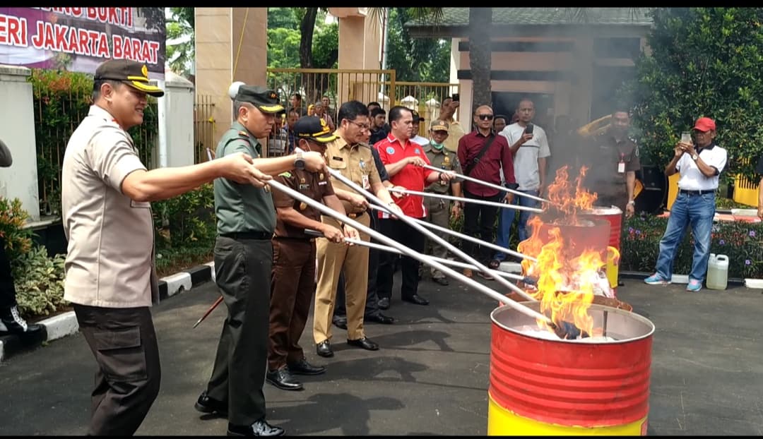 Kejari Jakbar Musnahkan Senjata Api dan Ratusan Kilo Narkotika