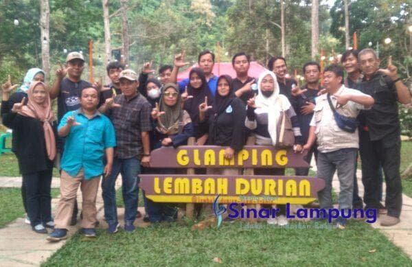 Lembah Durian Wisata Unik Beragam Wahana, Sensasi Makan Durian Langsung dari Pohonnya Ada di Sini