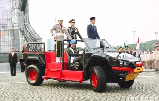 Hut Bhayangkara Presiden Jokowi Sapa Presiden Terpilih Prabowo Hormat