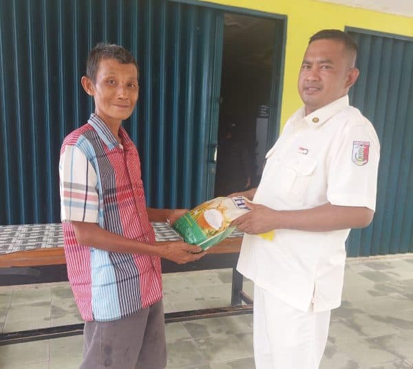 Ketua PPI Tulang Bawang Salurkan Bantuan Beras dari Dandim 0426/TB