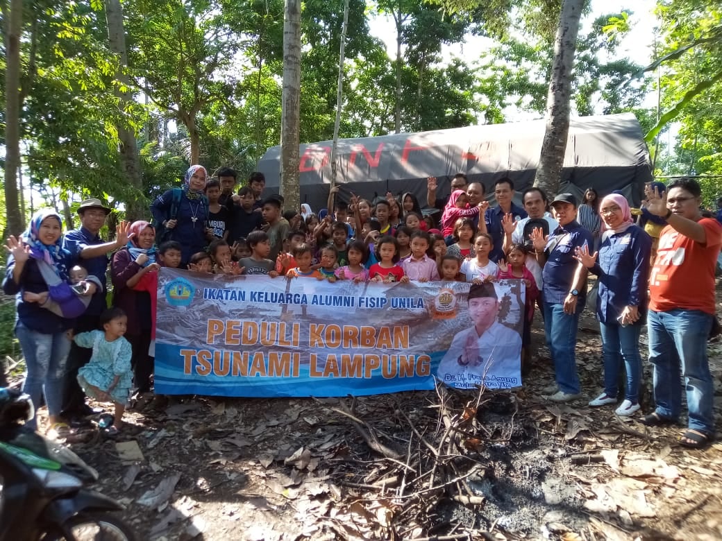 IKA FISIP Unila Peduli, Salurkan Bantuan Anak-Anak Korban Tsunami