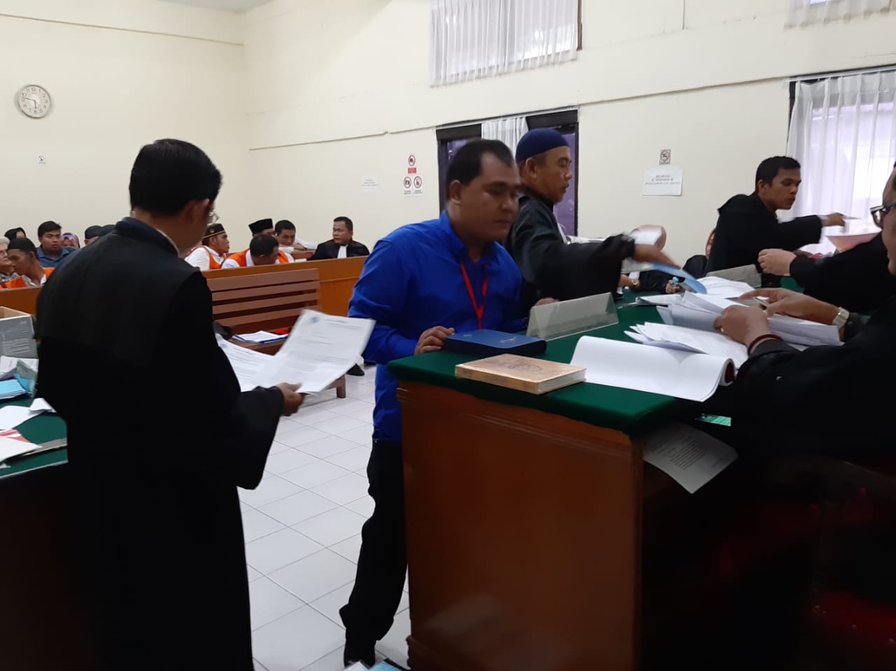 Berkas Dugaan Ijazah Palsu Amril Mukminin Diserahkan Sebagai Bukti