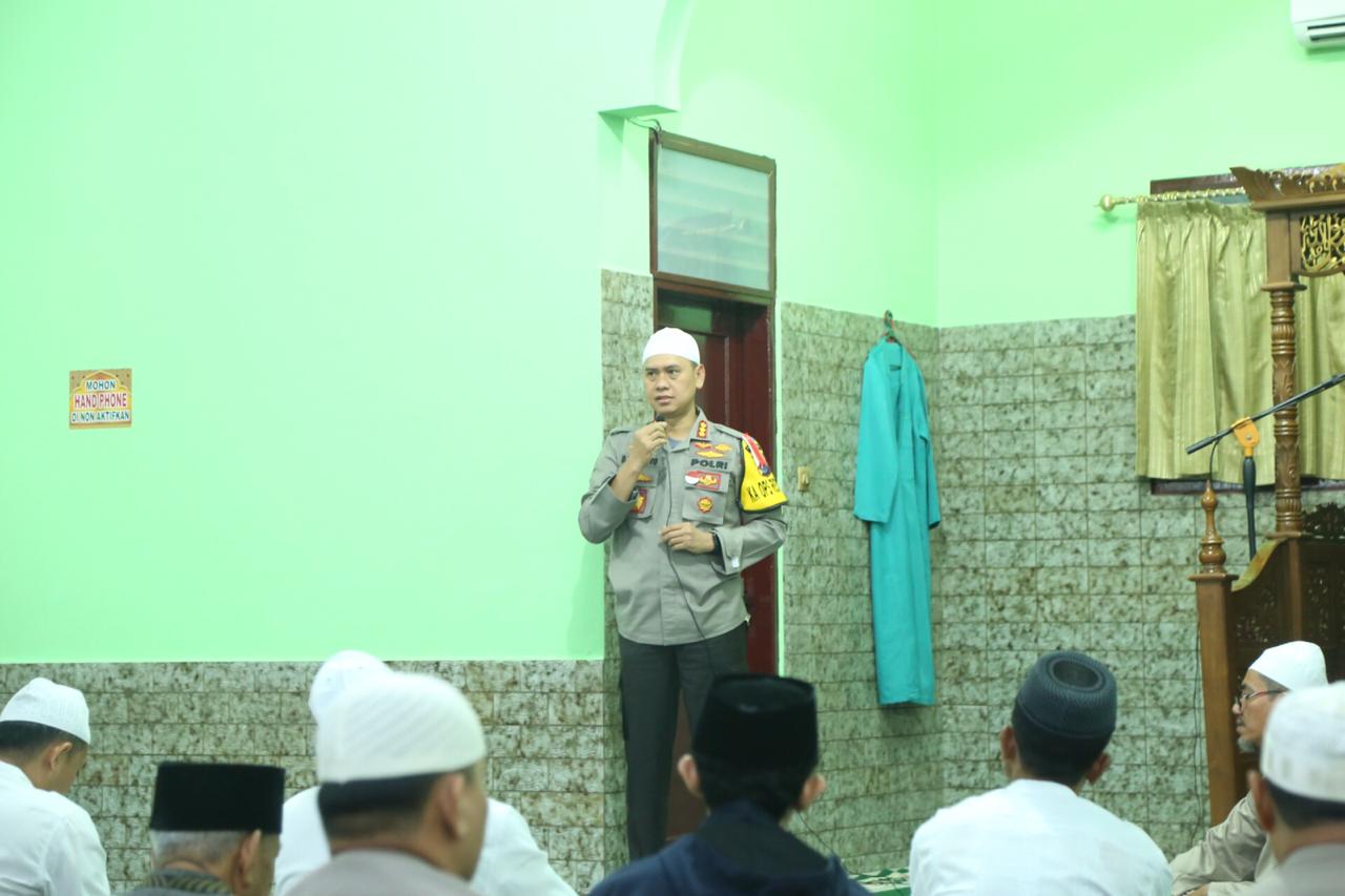 Kapolrestabes Medan Sholat Subuh Berjamaah di Masjid AL Ma&#8217;sum Medan