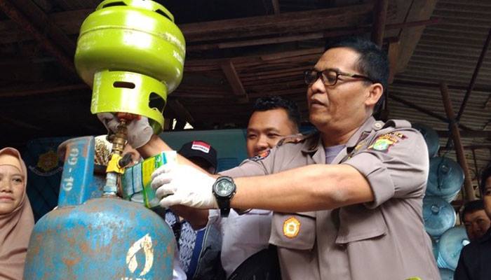 Enam Tersangka Pengoplos Gas Elpiji Diamankan Polda Metro Jaya