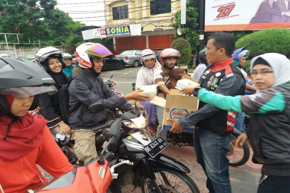 Acara Berbagi Ta&#8217;jil Mitra Gojek di Tugu Adipura Sukses Terlaksana