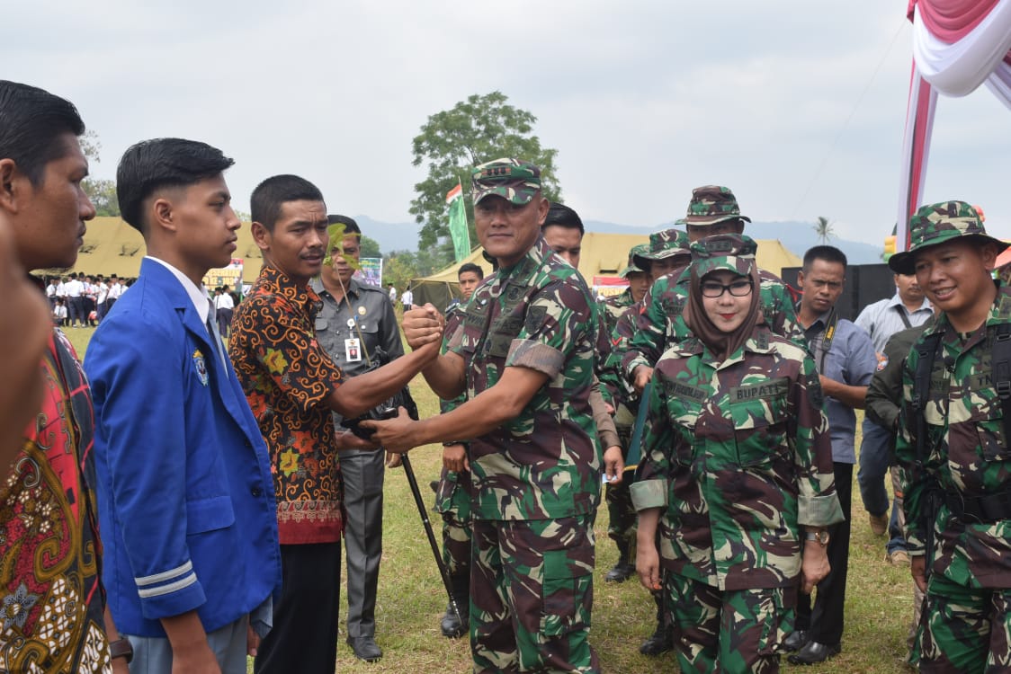 Dewi Handajani Dampingi Danrem 043/Gatam Resmikan TMMD Ke-103