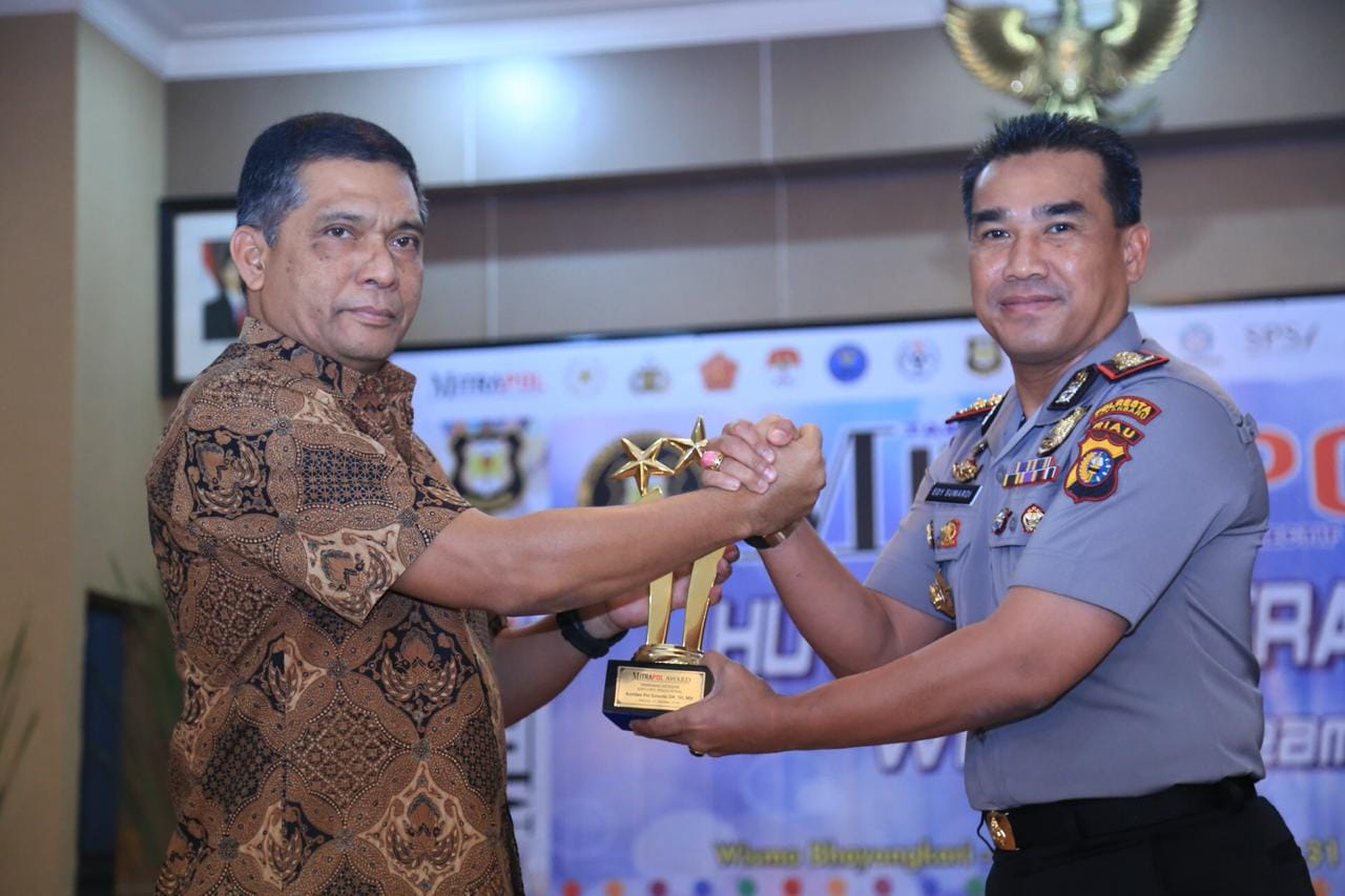 Kapolresta Pekanbaru Terima Penghargaan Polisi Sosial dari