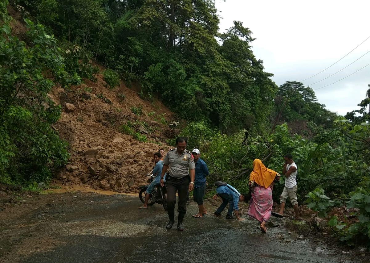 Selain Banjir, Tanah Longsor Menutup Jalan Raya Dusun Karang Pekon Doh