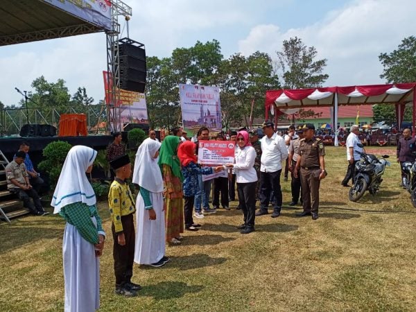 Winarti Serahkan PMTA Siswa SD-MI Se-Tulang Bawang