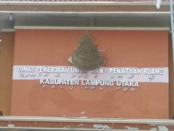 Pemkab Lampura Lagi &#8220;Miring&#8221;, Ikon Kopiah Siger Pun Ikut Miring