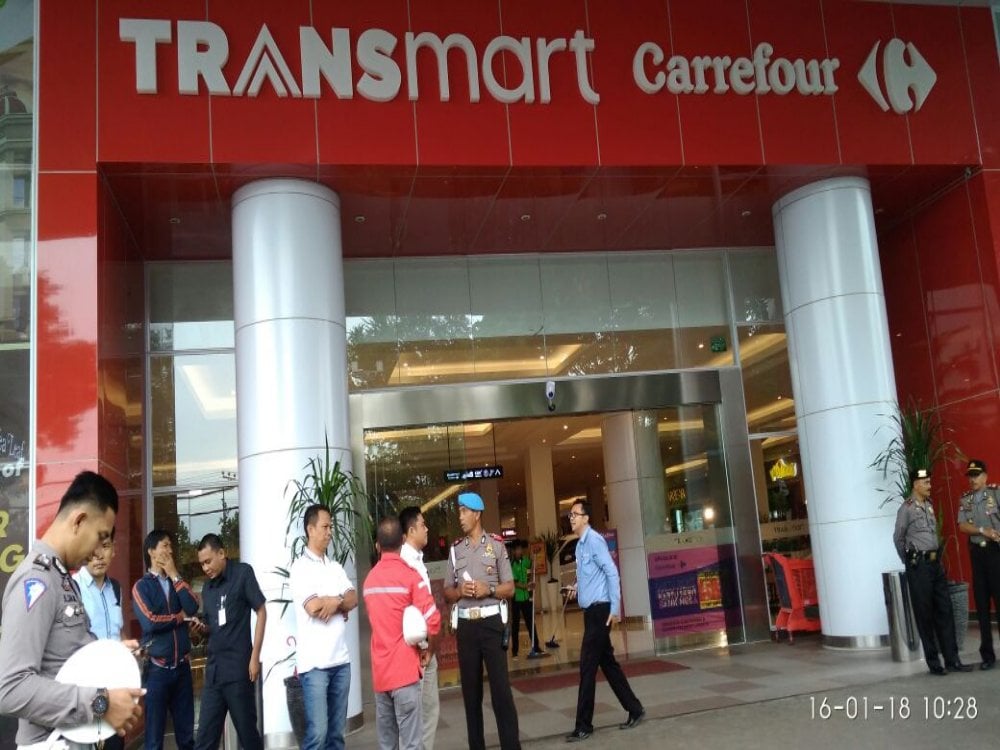 Polisi Tertibkan Parkir Liar Transmart