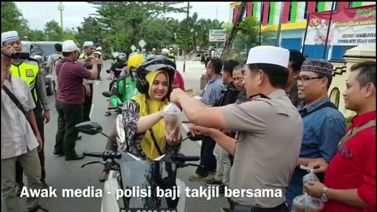 Kapolres Banjar AKBP Takdir Mattanete Bagi-Bagi Ta&#8217;jil Bersama Wartawan