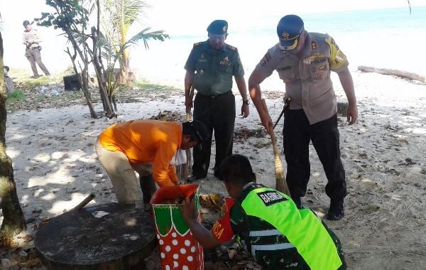 TNI dan Polri Bersih-Bersih Pantai Labuhan Jukung