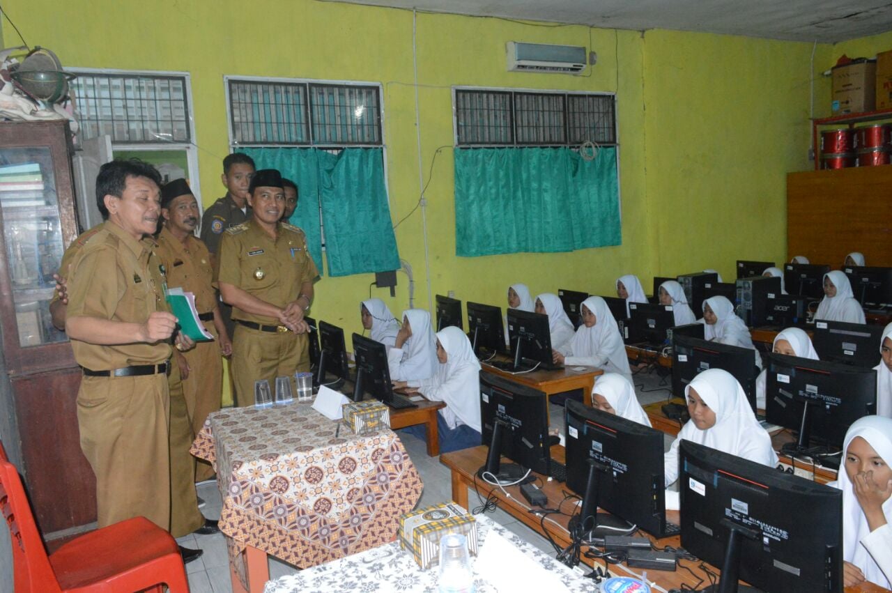 Bupati Tanggamus Tinjau Pelaksanaan UN Tingkat SLTP