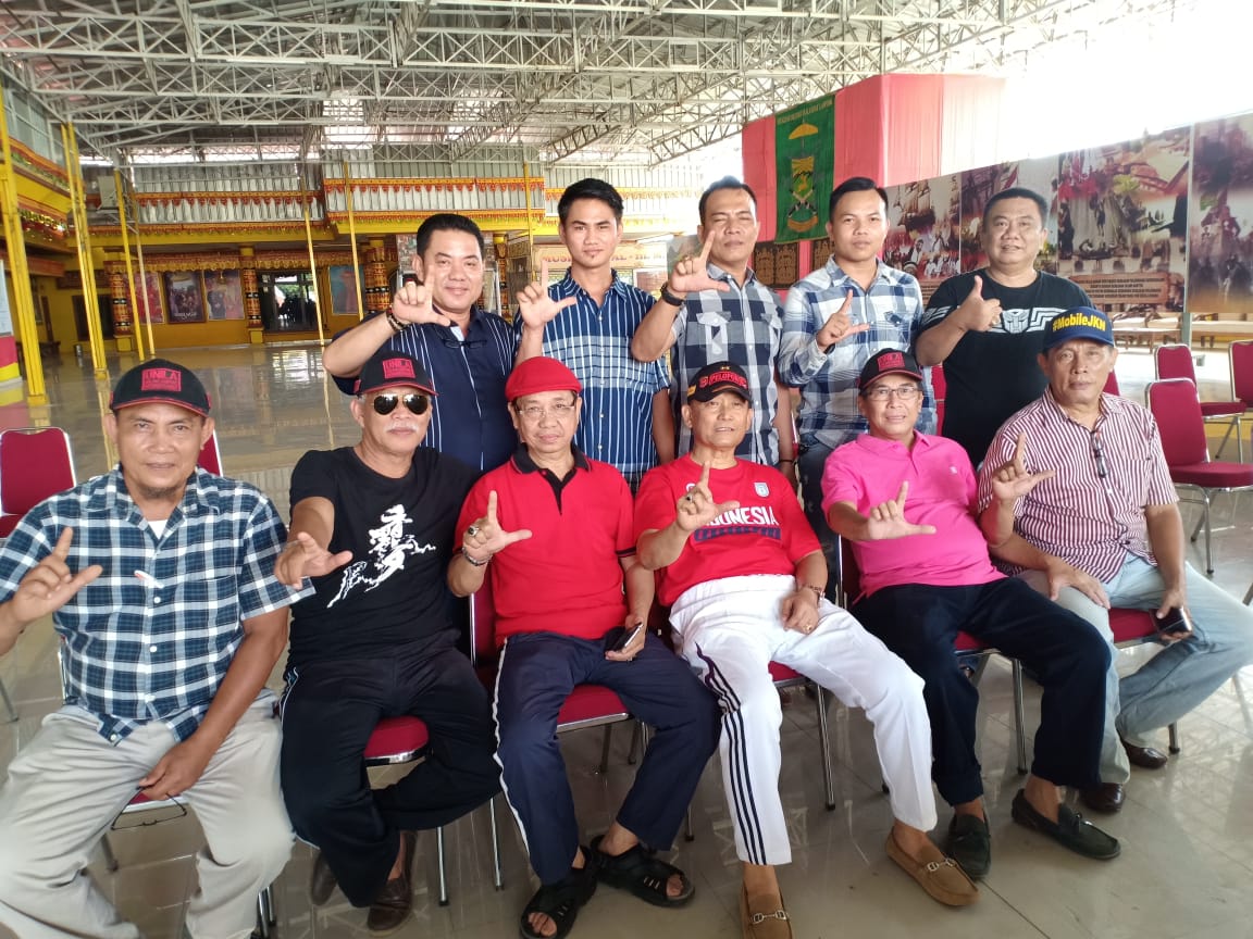 Ike Edwin Gelar Panjat Pinang di Lamban Gedung Kuning
