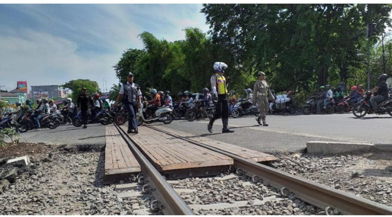 Pembukaaan Pelebaran Jalan Rel KA di Depan RSI Wonokromo