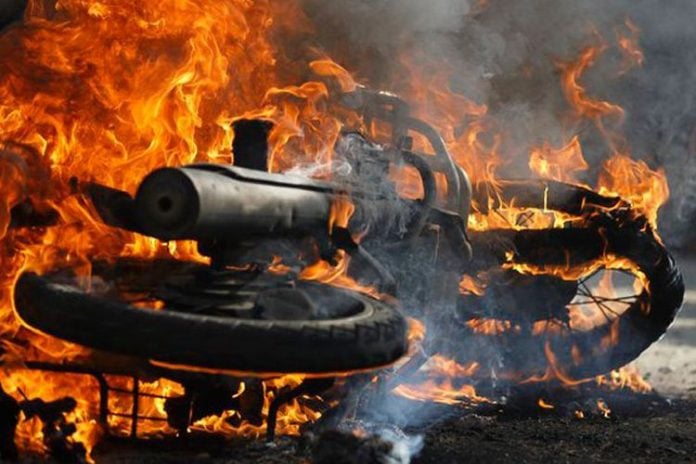 Tak Diizinkan Joget Warga Bakar Mobil Dan Motor Polisi