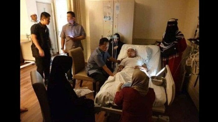 Kapolri Tito Karnavian dan Fadli Zon Jenguk Ustadz Arifin Ilham di RS