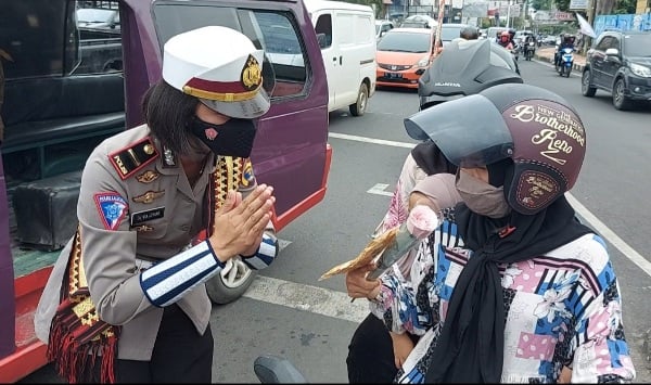 Polwan Sat Lantas Polesta Bandar Lampung Bagikan Bunga Kepada Pengguna Jalan
