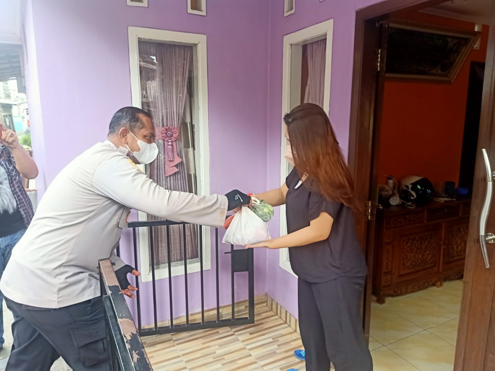 Peduli Warga, Polsek Tbs Bagikan Hewan Kurban yang Isoman