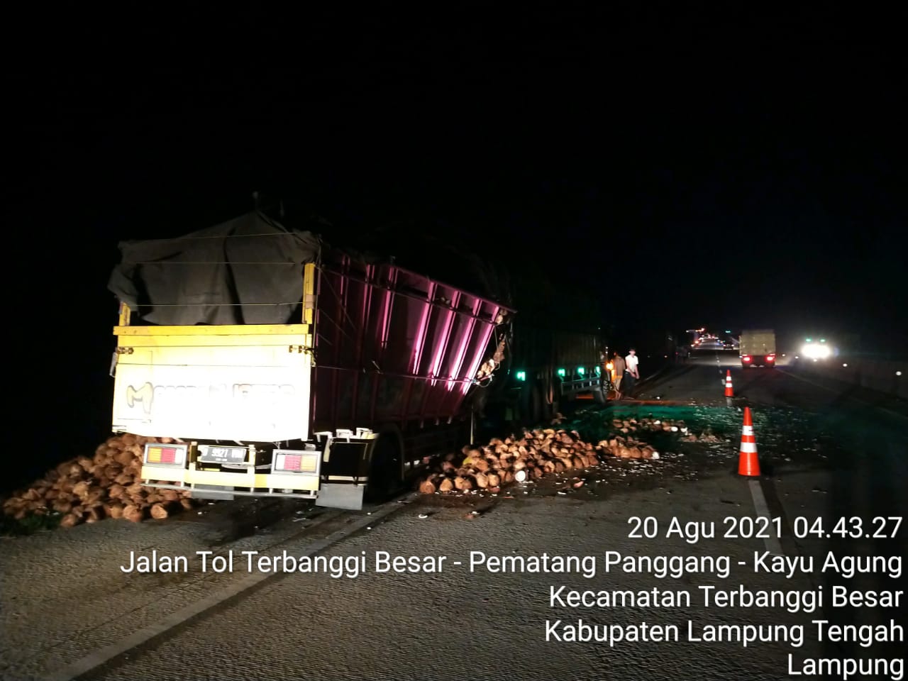 Colt Diesel Seruduk Fuso di Jalur Tol, Dua Penumpang Tewas