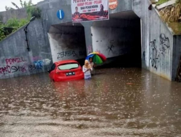 Langganan Banjir, Underpass Rel Kereta Api Hanoman Tergenang Air Keruh dan Sampah