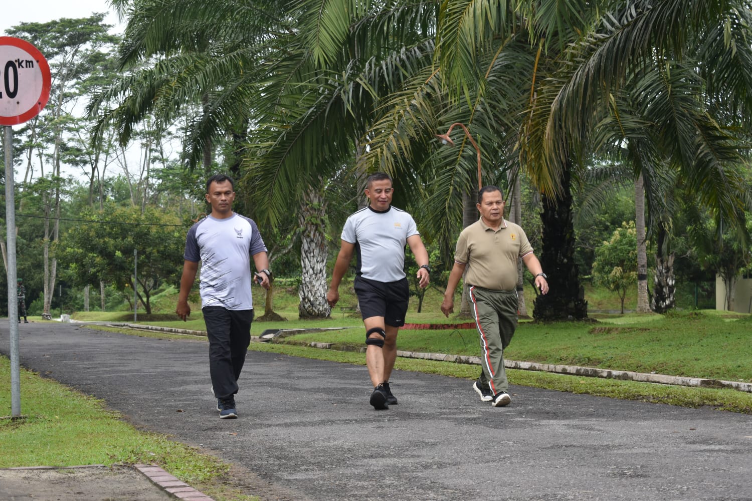 Kasrem 043/Gatam Dampingi Danpussenif Kodiklat TNI AD Letjen TNI Arif Rahman Olahraga Bersama Prajurit Yonif 143/TWEJ