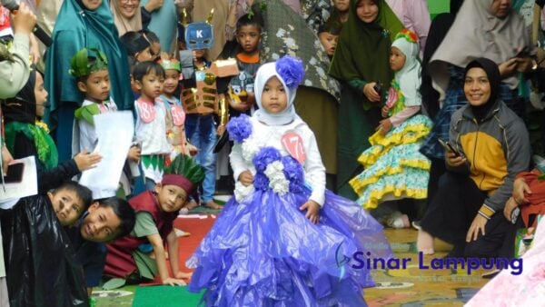 TKIT Qurrota A&#8217;yun Gelar Fashion Show Busana Daur Ulang Barang Bekas