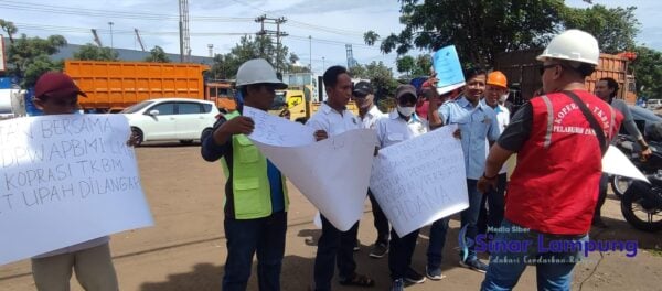 Diduga Upah Dipotong Miliaran Rupiah, Puluhan Buruh TKBM Pelabuhan Panjang Demo ke KSOP