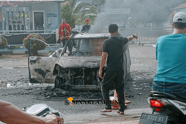 Diduga Korsleting Listrik, Avanza Terbakar Di Pom Bensin Padang Cermin
