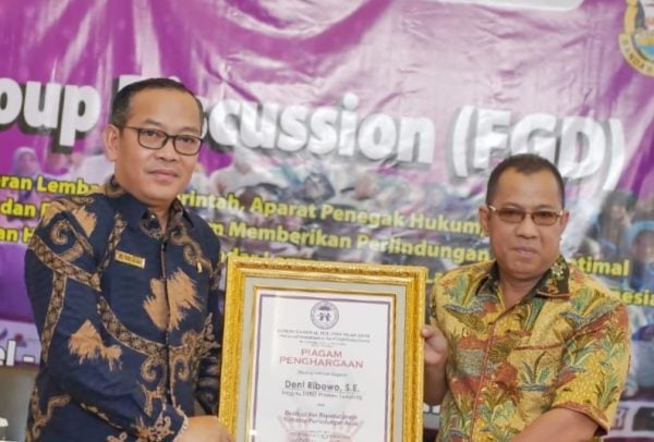Deni Ribowo Terima Penghargaan Legislator Peduli Anak dari Komnas PA
