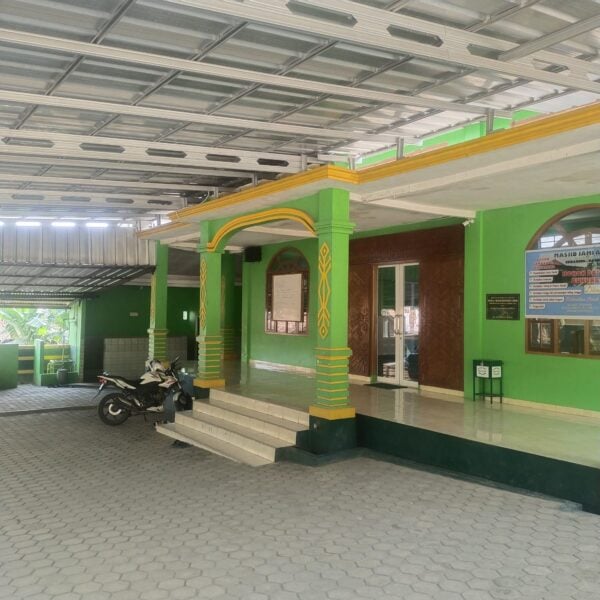Kemarau, Warga Sukabumi Mandi di Masjid