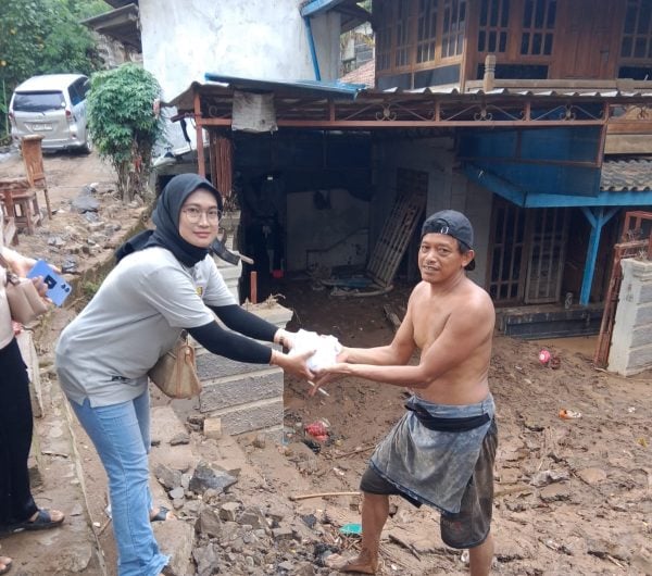 JMSI Lampung Bagikan Nasi Bungkus untuk Korban Banjir
