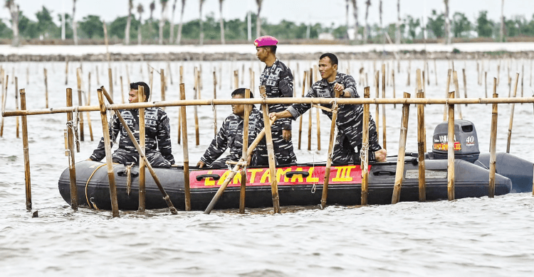 Pasukan Marinir Dan Nelayan Dikerahkan Cabut Pagar Laut