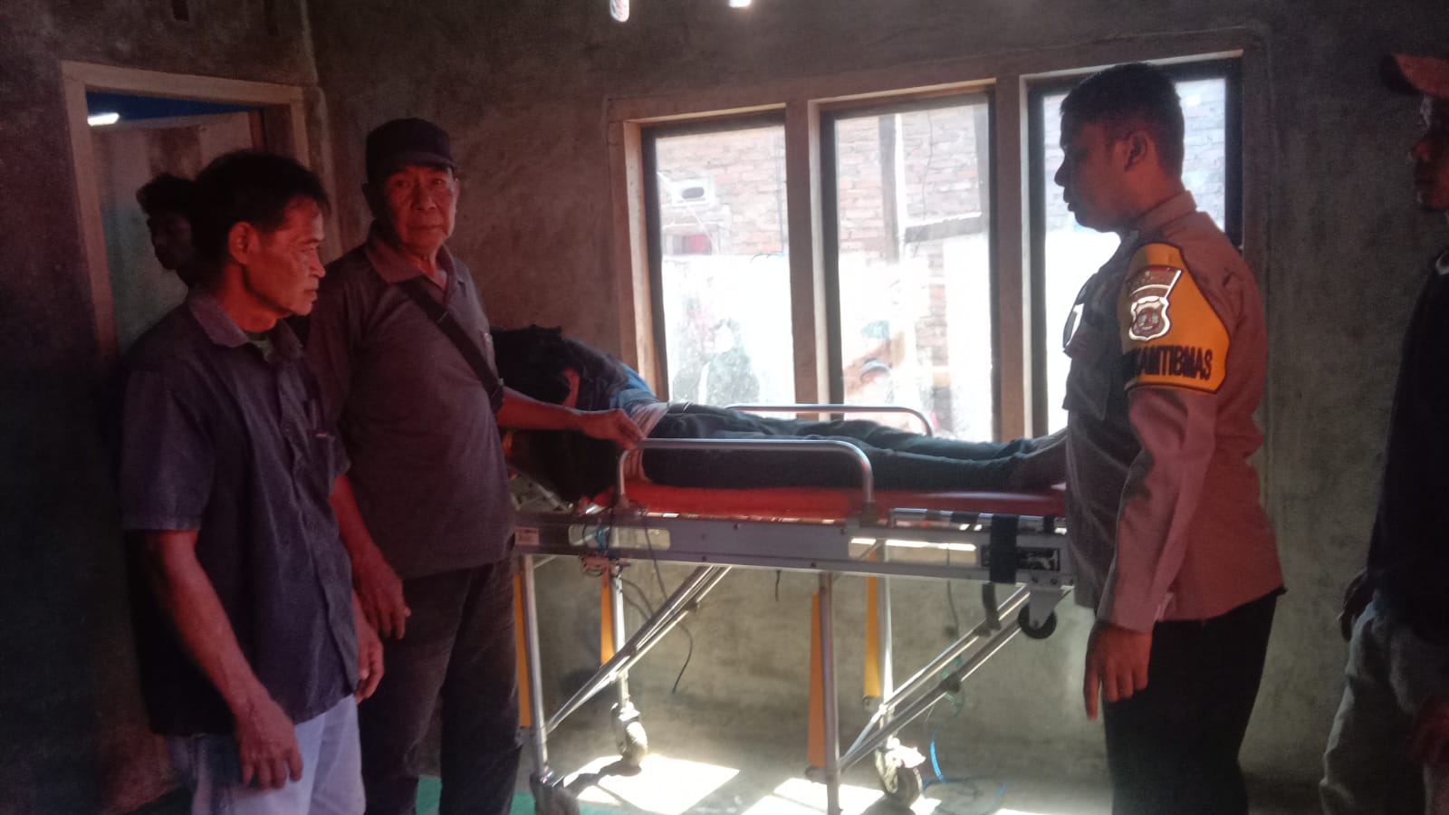 Seorang Pemancing di Tanggamus Ditemukan Meninggal Setelah Terseret Ombak